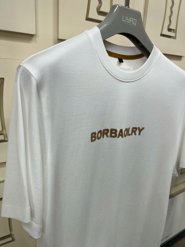 Wysokiej jakości męska regularna koszulka z krótkim rękawem z niestandardowym logo wydrukowanym za pomocą technologii DTG