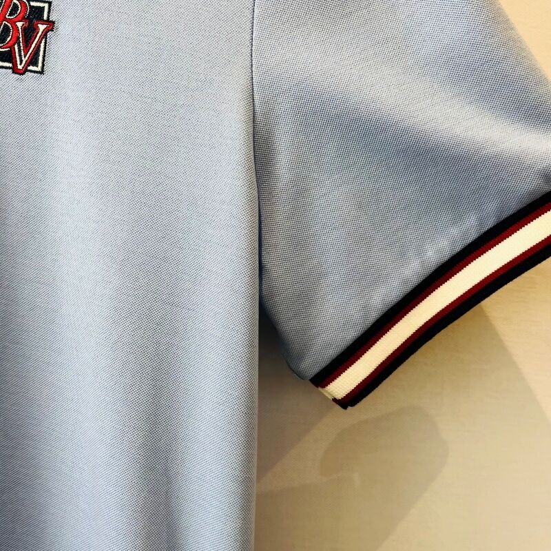 Męska koszulka polo w kolorze jasnoniebieskim z kontrastowym kołnierzem i haftowanym logo, styl biznesowo-casualowy, męskie koszulki polo pique