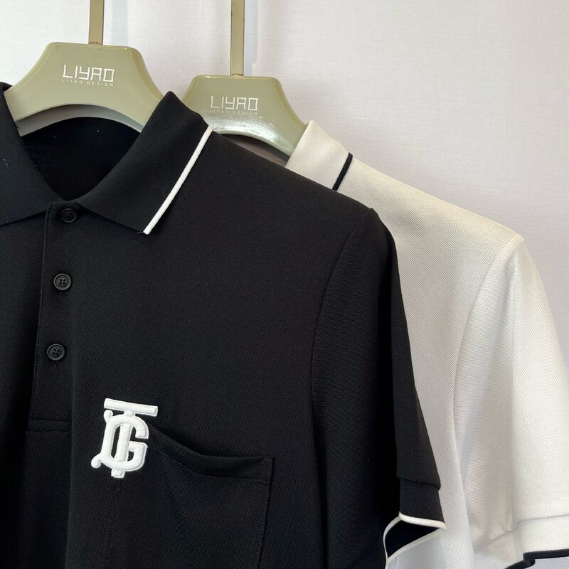 Męska koszulka polo z haftowanym logo | Czarna z białym wykończeniem, kieszeń na piersi i monogram, modny design, męska koszulka polo typu pique