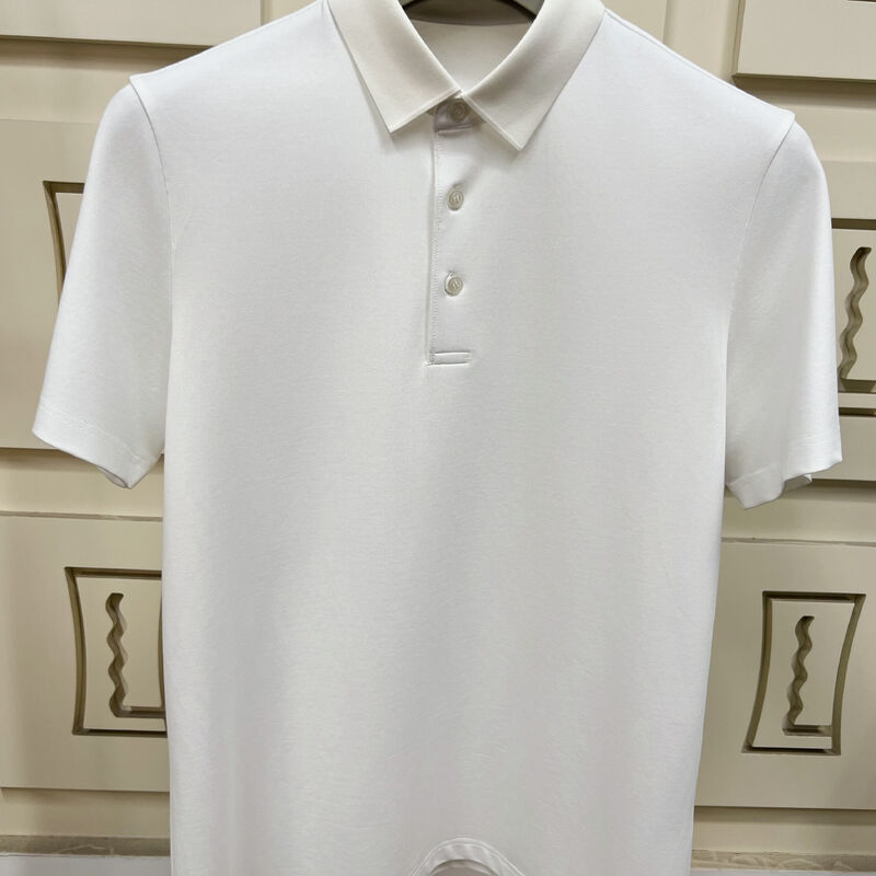 Najwyższej klasy męskie koszulki polo. Minimalistyczny design, krótkie rękawy, miękka tkanina do dotyku dla wszystkich sezonów.