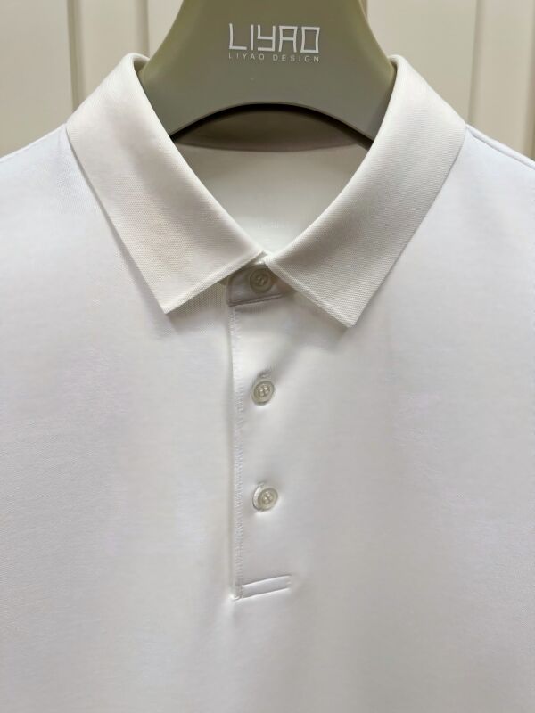 Najwyższej klasy męskie koszulki polo. Minimalistyczny design, krótkie rękawy, miękka tkanina do dotyku dla wszystkich sezonów.