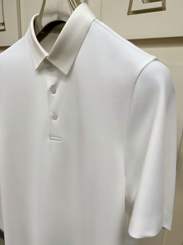 Najwyższej klasy męskie koszulki polo. Minimalistyczny design, krótkie rękawy, miękka tkanina do dotyku dla wszystkich sezonów.