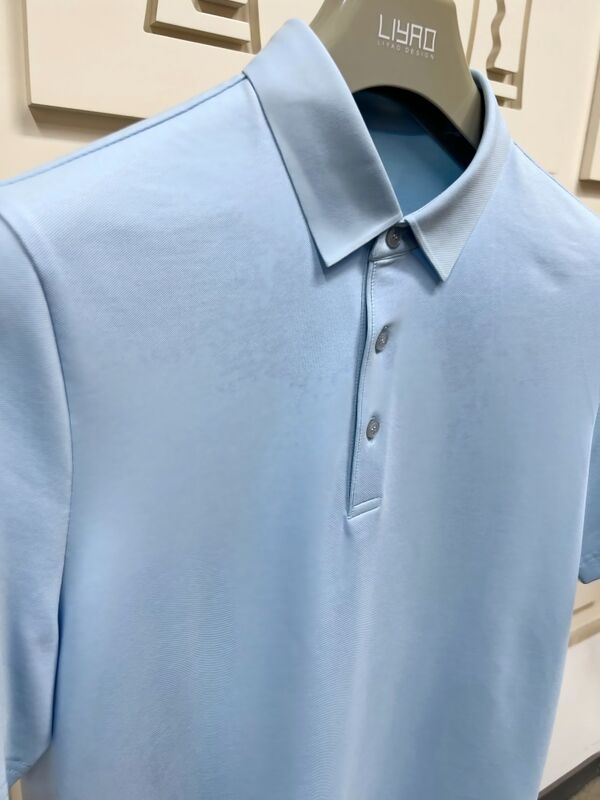 Najwyższej klasy męskie koszulki polo. Minimalistyczny design, krótkie rękawy, miękka tkanina do dotyku dla wszystkich sezonów.