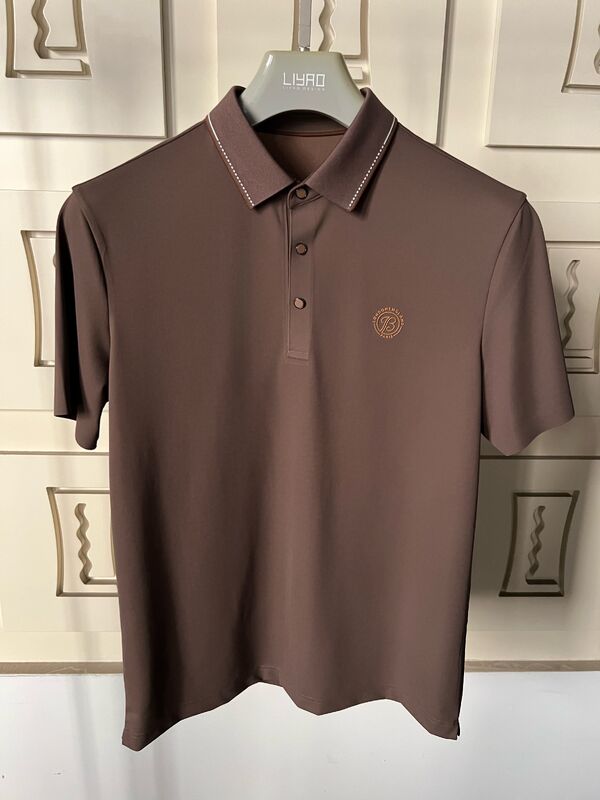 Luksusowe koszulki polo dla mężczyzn. Minimalistyczny design z kontrastową obrożą, wysokiej jakości wykonanie męskie koszulki zawodowe fabryka koszulek.