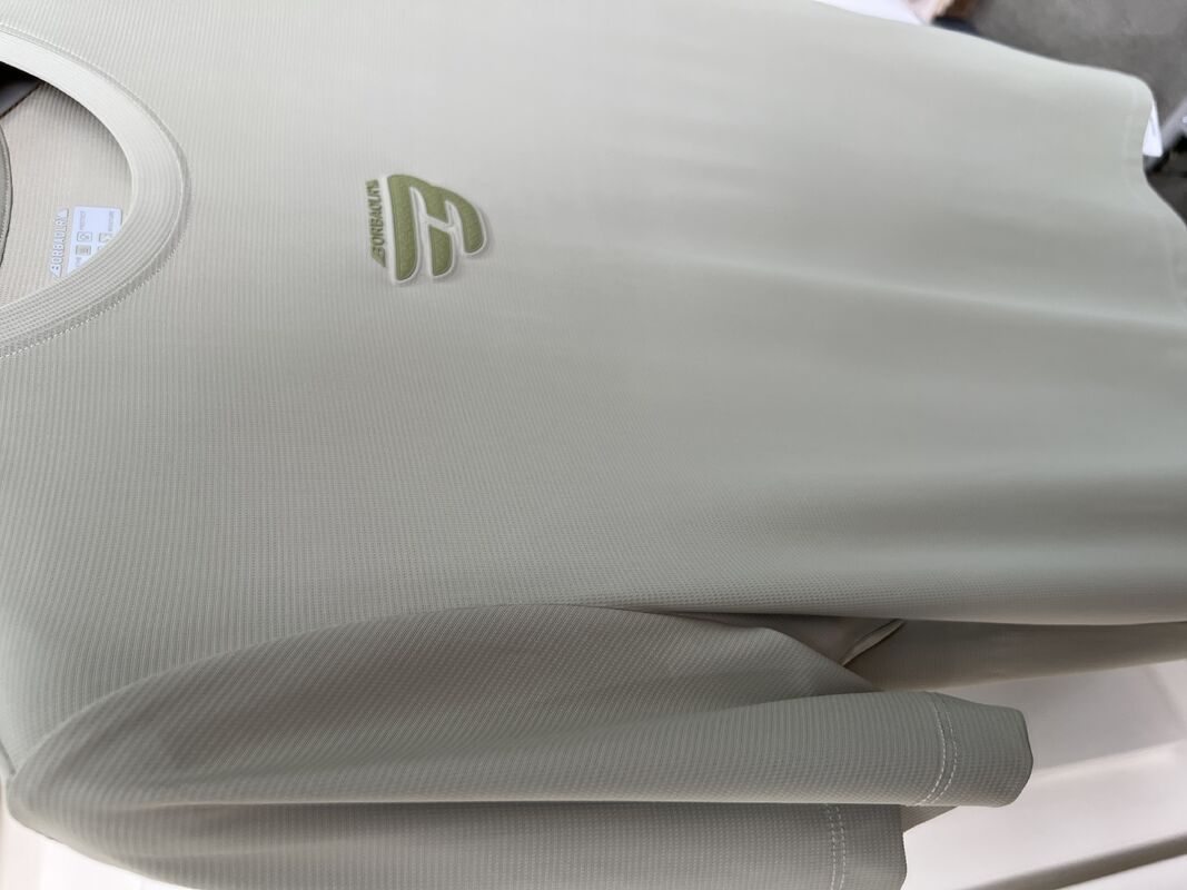 Stosuj męski zestaw sportowy z oliwki zielonego koloru - T-shirt z krótkim rękawem i spodniami, t-shirt z oddychającej tkaniny dla mężczyzn