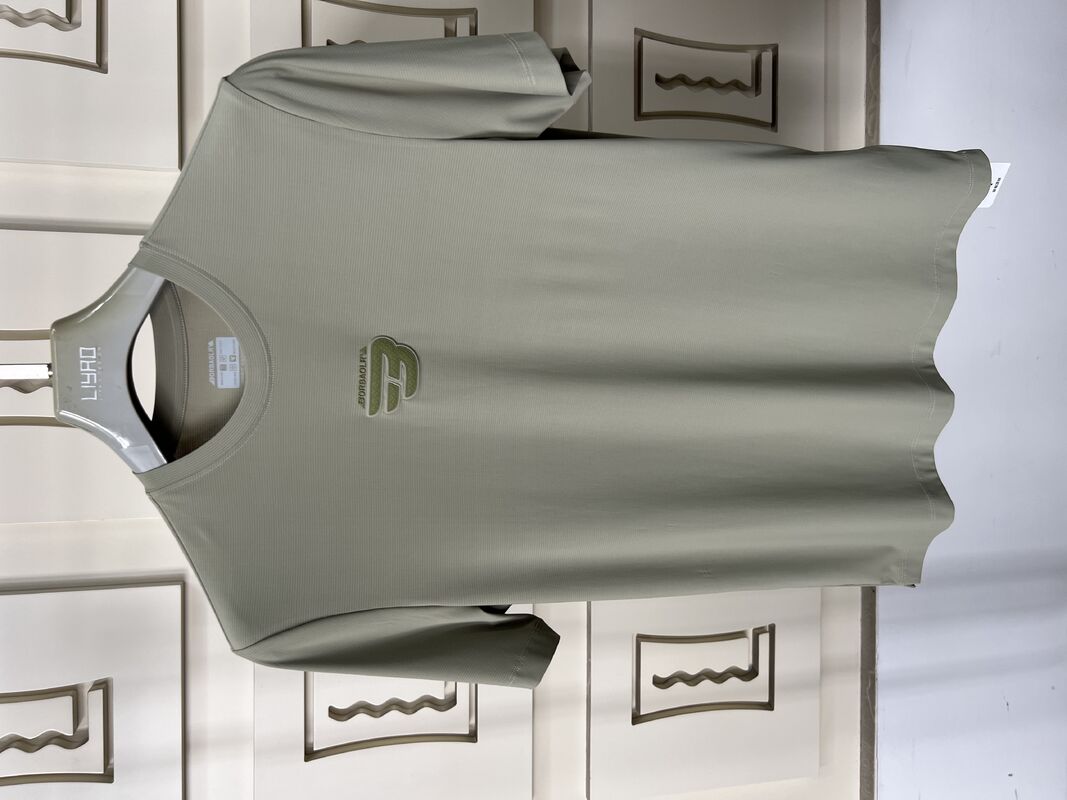 Stosuj męski zestaw sportowy z oliwki zielonego koloru - T-shirt z krótkim rękawem i spodniami, t-shirt z oddychającej tkaniny dla mężczyzn