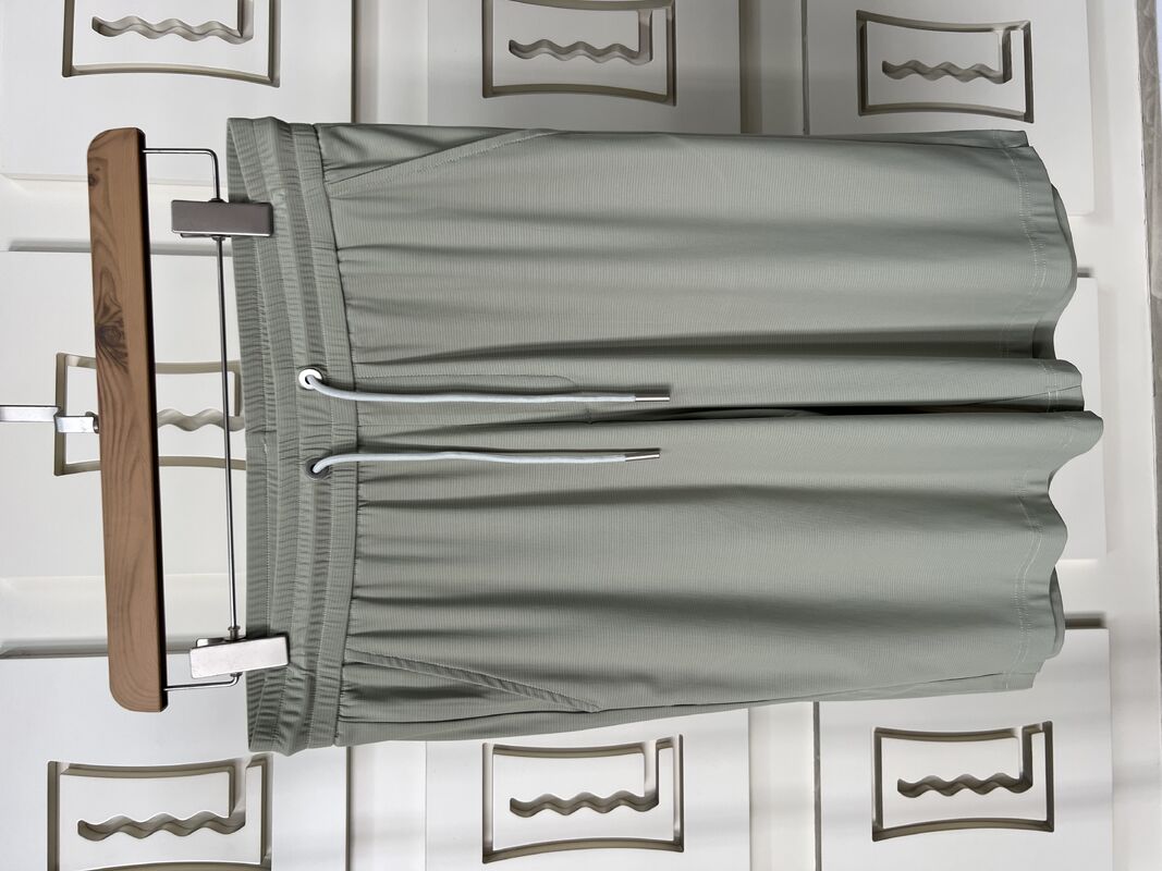 Stosuj męski zestaw sportowy z oliwki zielonego koloru - T-shirt z krótkim rękawem i spodniami, t-shirt z oddychającej tkaniny dla mężczyzn