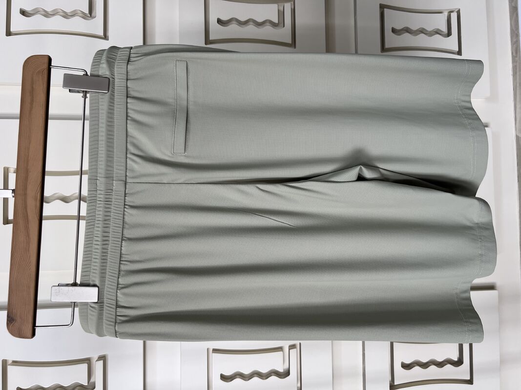 Stosuj męski zestaw sportowy z oliwki zielonego koloru - T-shirt z krótkim rękawem i spodniami, t-shirt z oddychającej tkaniny dla mężczyzn